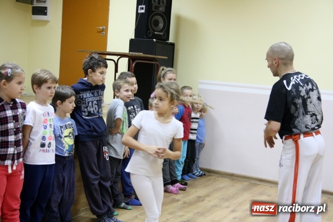 Zdjęcie w galerii na portalu naszraciborz.pl: Muzyka, rytm, walka i śpiew. Capoeira w Szymocicach  wiadomości z regionu