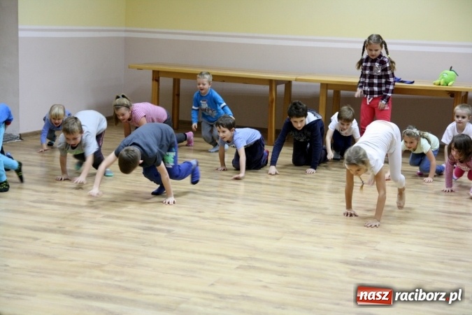 Zdjęcie w galerii na portalu naszraciborz.pl: Muzyka, rytm, walka i śpiew. Capoeira w Szymocicach  wiadomości z regionu