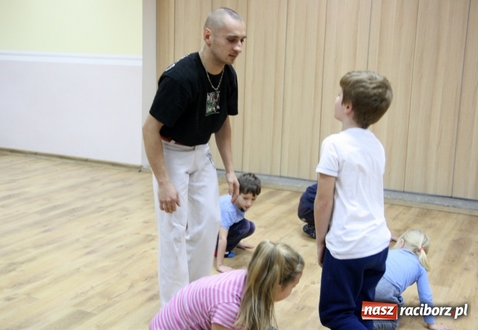 Zdjęcie w galerii na portalu naszraciborz.pl: Muzyka, rytm, walka i śpiew. Capoeira w Szymocicach  wiadomości z regionu