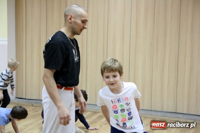 Zdjęcie w galerii na portalu naszraciborz.pl: Muzyka, rytm, walka i śpiew. Capoeira w Szymocicach  wiadomości z regionu