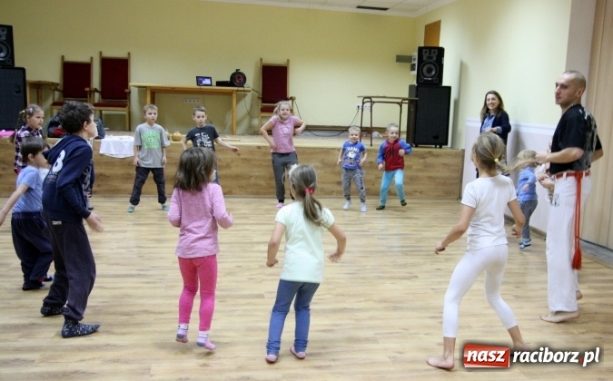 Zdjęcie w galerii na portalu naszraciborz.pl: Muzyka, rytm, walka i śpiew. Capoeira w Szymocicach  wiadomości z regionu