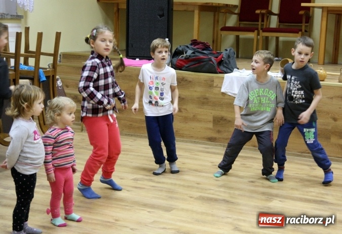 Zdjęcie w galerii na portalu naszraciborz.pl: Muzyka, rytm, walka i śpiew. Capoeira w Szymocicach  wiadomości z regionu