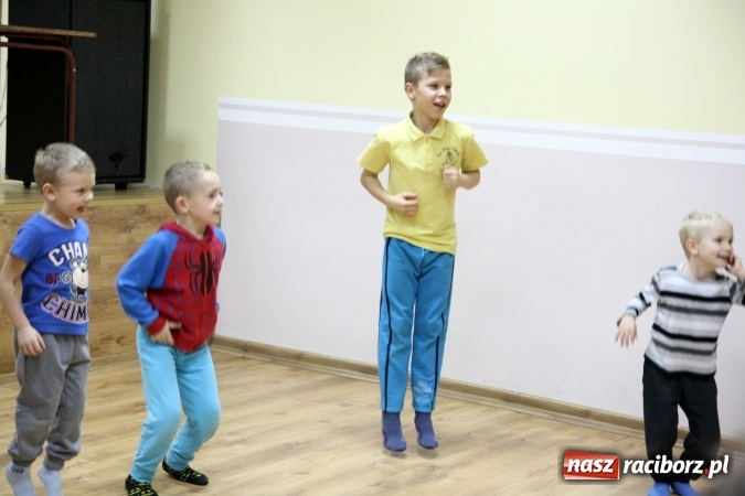 Zdjęcie w galerii na portalu naszraciborz.pl: Muzyka, rytm, walka i śpiew. Capoeira w Szymocicach  wiadomości z regionu