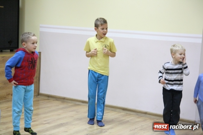 Zdjęcie w galerii na portalu naszraciborz.pl: Muzyka, rytm, walka i śpiew. Capoeira w Szymocicach  wiadomości z regionu