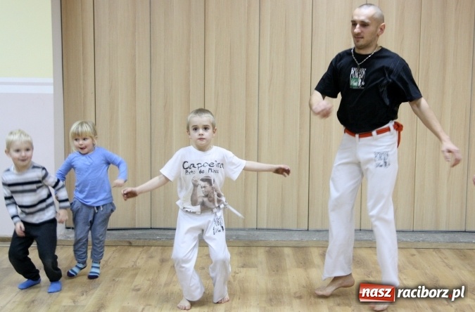 Zdjęcie w galerii na portalu naszraciborz.pl: Muzyka, rytm, walka i śpiew. Capoeira w Szymocicach  wiadomości z regionu