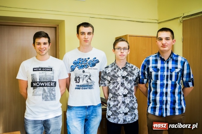 Zdjęcie w galerii na portalu naszraciborz.pl: Bohaterowie z Mechanika - uczniowie udzielili profesjonalnej pierwszej pomocy rannemu mężczyźnie. BRAWO! wiadomości z regionu