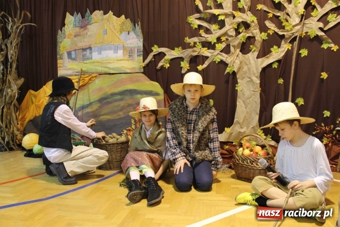 Zdjęcie w galerii na portalu naszraciborz.pl: Tegoroczne święto szkoły na Płoni z Władysławem Reymontem wiadomości z regionu