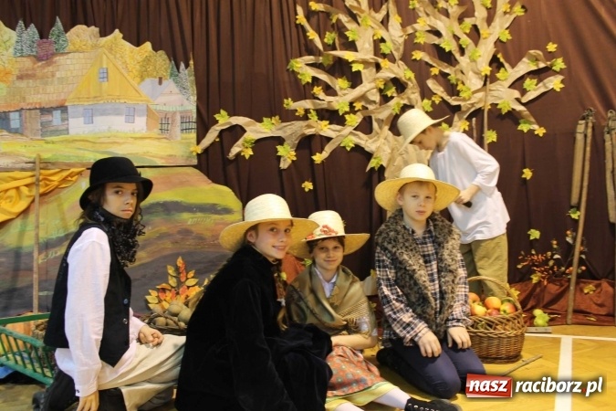 Zdjęcie w galerii na portalu naszraciborz.pl: Tegoroczne święto szkoły na Płoni z Władysławem Reymontem wiadomości z regionu