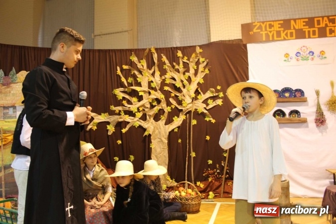 Zdjęcie w galerii na portalu naszraciborz.pl: Tegoroczne święto szkoły na Płoni z Władysławem Reymontem wiadomości z regionu