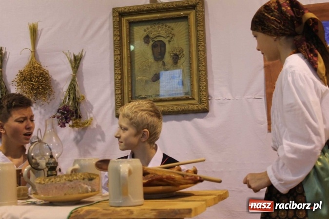 Zdjęcie w galerii na portalu naszraciborz.pl: Tegoroczne święto szkoły na Płoni z Władysławem Reymontem wiadomości z regionu