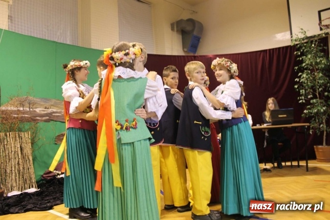 Zdjęcie w galerii na portalu naszraciborz.pl: Tegoroczne święto szkoły na Płoni z Władysławem Reymontem wiadomości z regionu