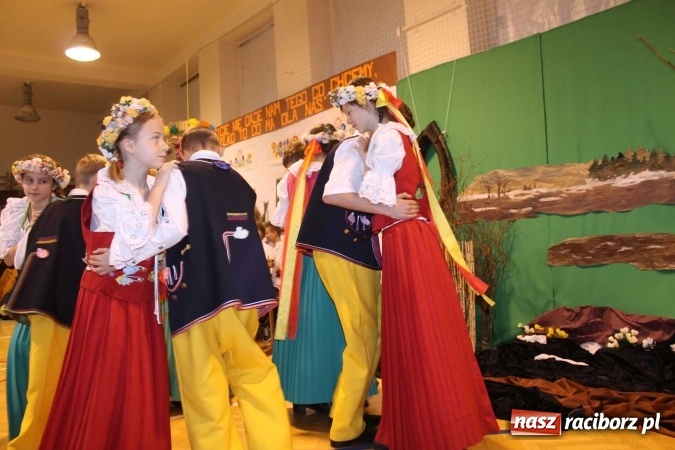 Zdjęcie w galerii na portalu naszraciborz.pl: Tegoroczne święto szkoły na Płoni z Władysławem Reymontem wiadomości z regionu