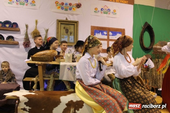 Zdjęcie w galerii na portalu naszraciborz.pl: Tegoroczne święto szkoły na Płoni z Władysławem Reymontem wiadomości z regionu