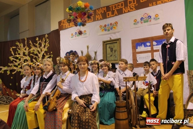 Zdjęcie w galerii na portalu naszraciborz.pl: Tegoroczne święto szkoły na Płoni z Władysławem Reymontem wiadomości z regionu