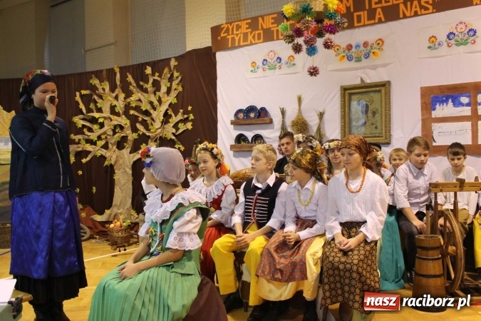 Zdjęcie w galerii na portalu naszraciborz.pl: Tegoroczne święto szkoły na Płoni z Władysławem Reymontem wiadomości z regionu