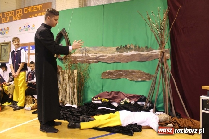 Zdjęcie w galerii na portalu naszraciborz.pl: Tegoroczne święto szkoły na Płoni z Władysławem Reymontem wiadomości z regionu