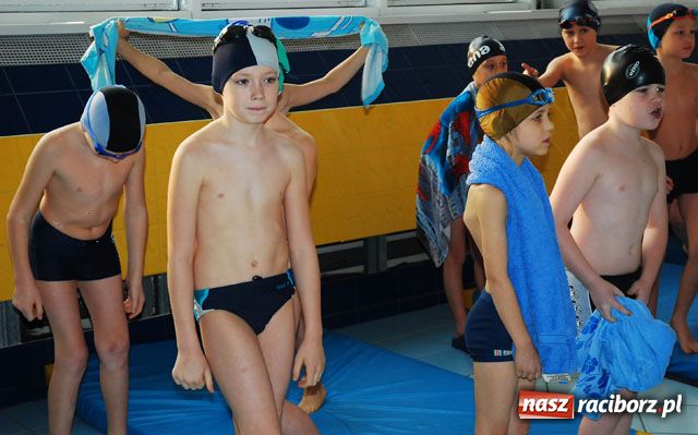 Zdjęcie w galerii na portalu naszraciborz.pl: Mikołajkowe zawody pływackie wiadomości z regionu