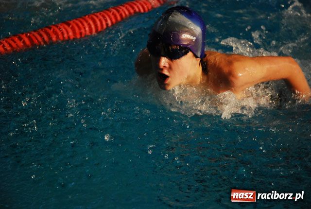 Zdjęcie w galerii na portalu naszraciborz.pl: Mikołajkowe zawody pływackie wiadomości z regionu