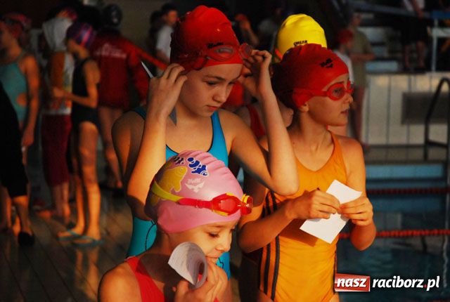 Zdjęcie w galerii na portalu naszraciborz.pl: Mikołajkowe zawody pływackie wiadomości z regionu