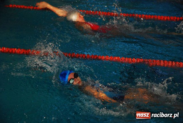 Zdjęcie w galerii na portalu naszraciborz.pl: Mikołajkowe zawody pływackie wiadomości z regionu