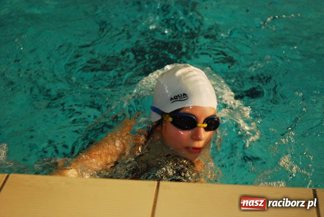 Zdjęcie w galerii na portalu naszraciborz.pl: Mikołajkowe zawody pływackie wiadomości z regionu