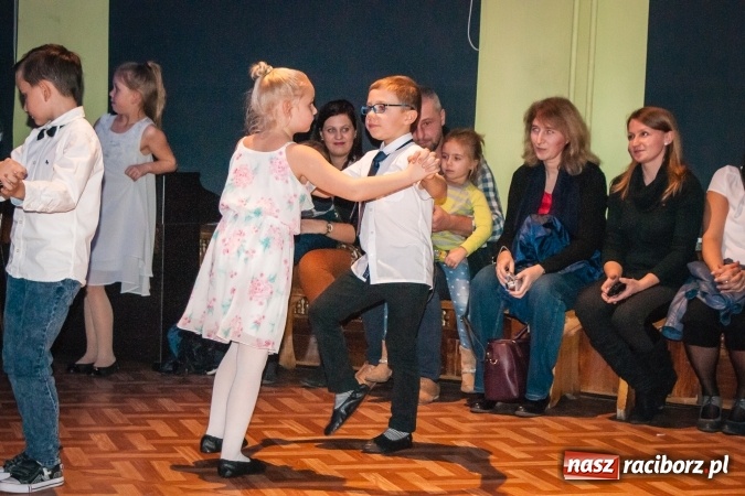 Zdjęcie w galerii na portalu naszraciborz.pl: Jesienne Tańczenie na Rozkręcenie. Widowisko taneczne w MDK wiadomości z regionu