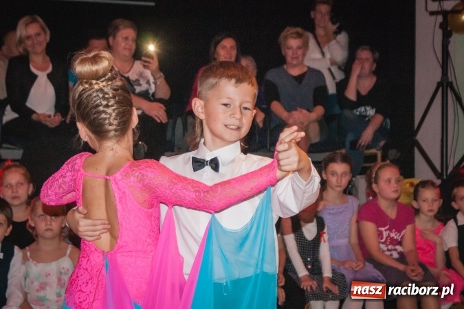 Zdjęcie w galerii na portalu naszraciborz.pl: Jesienne Tańczenie na Rozkręcenie. Widowisko taneczne w MDK wiadomości z regionu
