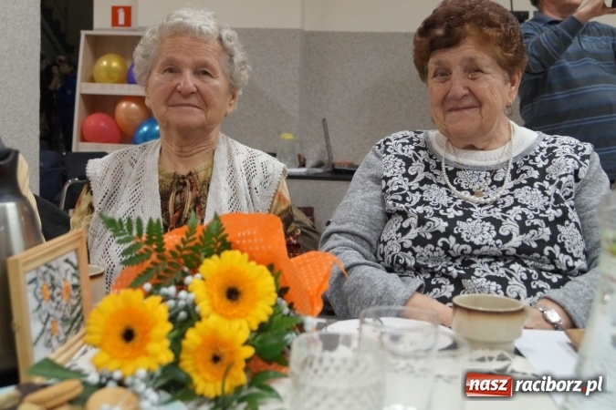 Zdjęcie w galerii na portalu naszraciborz.pl: W swoim towarzystwie dostają powera! Dzień seniora w Nędzy  wiadomości z regionu