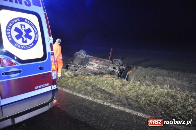 Zdjęcie w galerii na portalu naszraciborz.pl: Dachowanie volkswagena polo na trasie Lekart&oacute;w - Cyprzan&oacute;w FOTO wiadomości z regionu