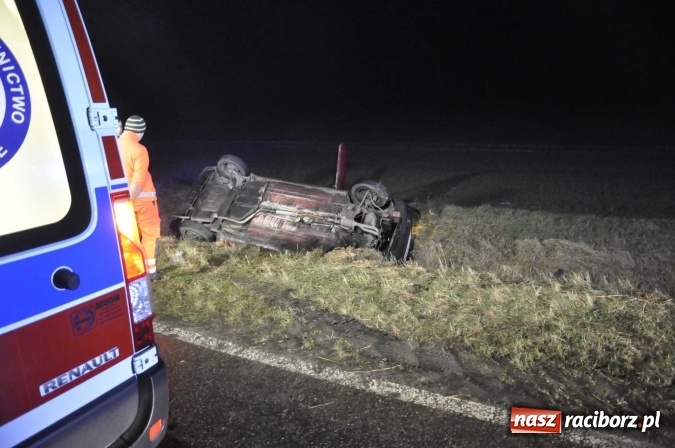 Zdjęcie w galerii na portalu naszraciborz.pl: Dachowanie volkswagena polo na trasie Lekart&oacute;w - Cyprzan&oacute;w FOTO wiadomości z regionu