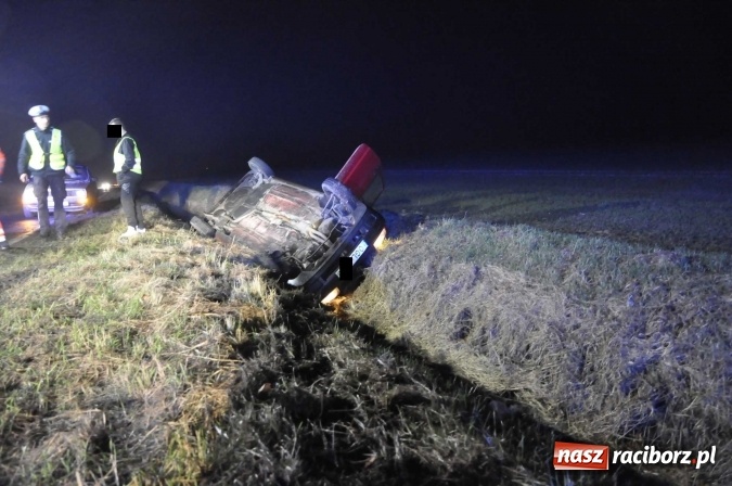 Zdjęcie w galerii na portalu naszraciborz.pl: Dachowanie volkswagena polo na trasie Lekart&oacute;w - Cyprzan&oacute;w FOTO wiadomości z regionu