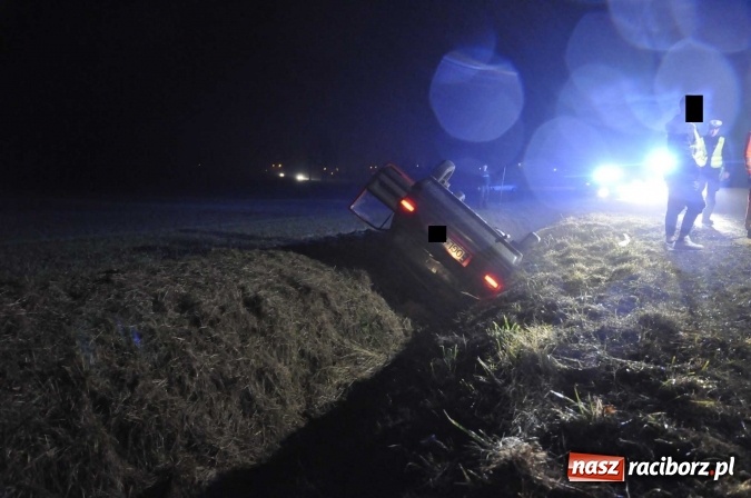 Zdjęcie w galerii na portalu naszraciborz.pl: Dachowanie volkswagena polo na trasie Lekart&oacute;w - Cyprzan&oacute;w FOTO wiadomości z regionu