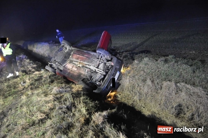 Zdjęcie w galerii na portalu naszraciborz.pl: Dachowanie volkswagena polo na trasie Lekart&oacute;w - Cyprzan&oacute;w FOTO wiadomości z regionu