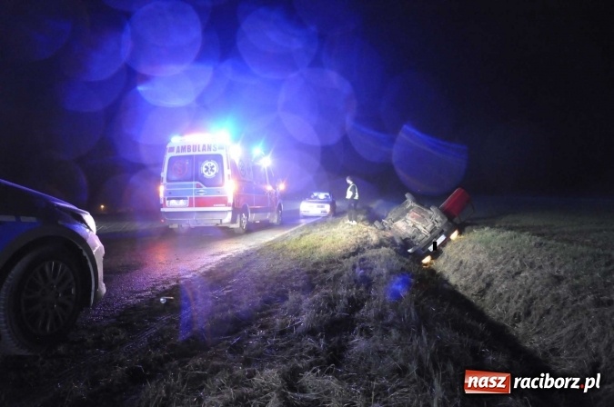 Zdjęcie w galerii na portalu naszraciborz.pl: Dachowanie volkswagena polo na trasie Lekart&oacute;w - Cyprzan&oacute;w FOTO wiadomości z regionu