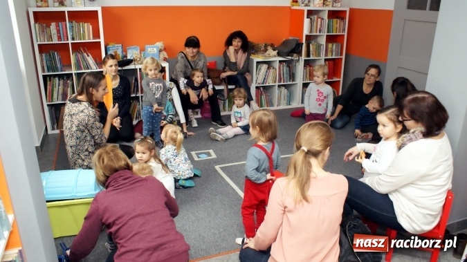 Zdjęcie w galerii na portalu naszraciborz.pl: Wesołe lekcje języka angielskiego w bibliotece na Ostrogu  wiadomości z regionu