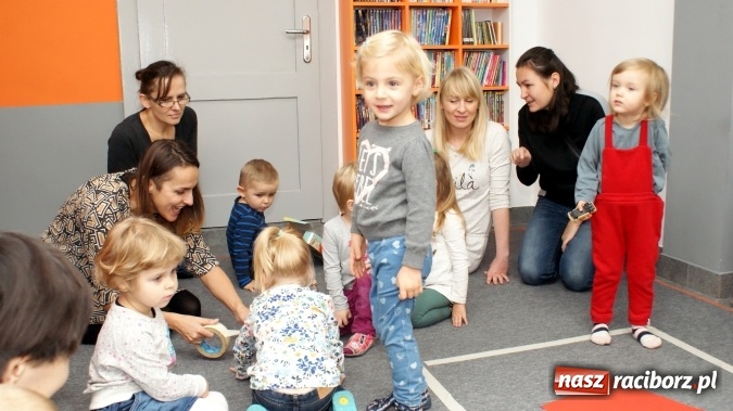 Zdjęcie w galerii na portalu naszraciborz.pl: Wesołe lekcje języka angielskiego w bibliotece na Ostrogu  wiadomości z regionu