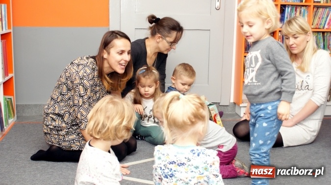 Zdjęcie w galerii na portalu naszraciborz.pl: Wesołe lekcje języka angielskiego w bibliotece na Ostrogu  wiadomości z regionu