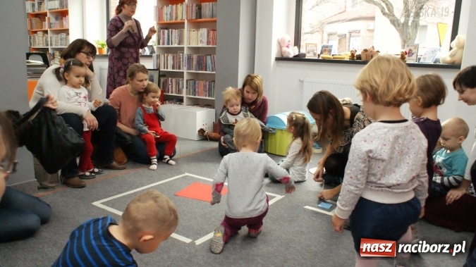 Zdjęcie w galerii na portalu naszraciborz.pl: Wesołe lekcje języka angielskiego w bibliotece na Ostrogu  wiadomości z regionu