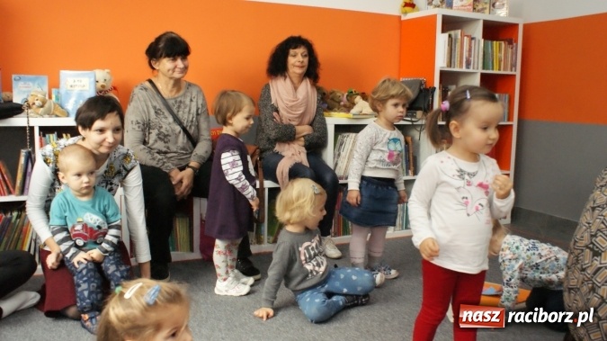 Zdjęcie w galerii na portalu naszraciborz.pl: Wesołe lekcje języka angielskiego w bibliotece na Ostrogu  wiadomości z regionu