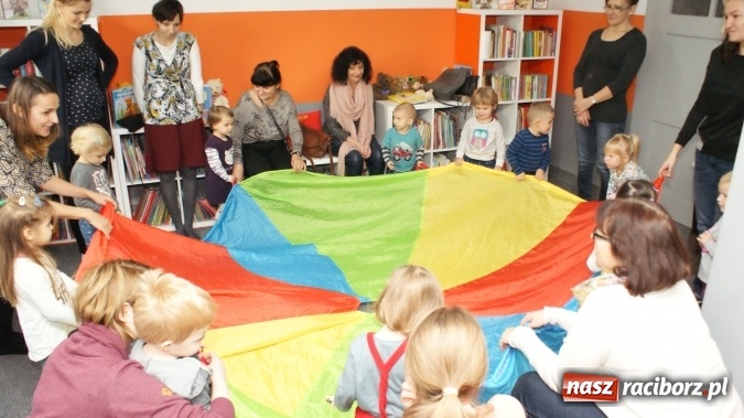 Zdjęcie w galerii na portalu naszraciborz.pl: Wesołe lekcje języka angielskiego w bibliotece na Ostrogu  wiadomości z regionu