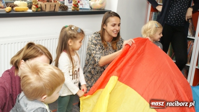 Zdjęcie w galerii na portalu naszraciborz.pl: Wesołe lekcje języka angielskiego w bibliotece na Ostrogu  wiadomości z regionu