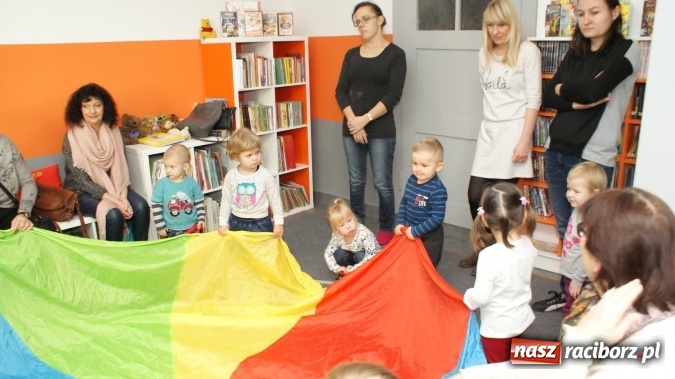 Zdjęcie w galerii na portalu naszraciborz.pl: Wesołe lekcje języka angielskiego w bibliotece na Ostrogu  wiadomości z regionu