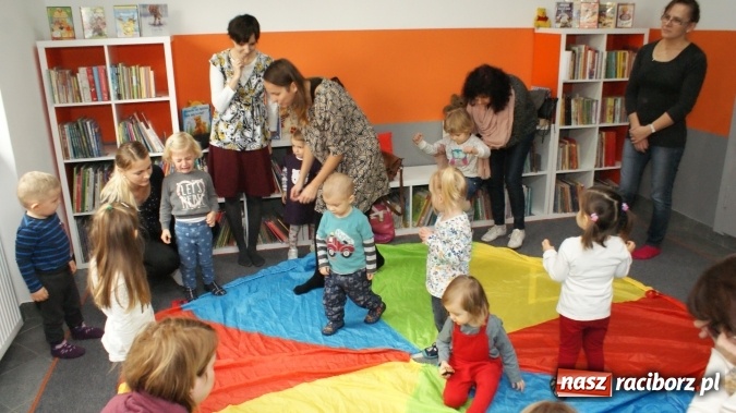 Zdjęcie w galerii na portalu naszraciborz.pl: Wesołe lekcje języka angielskiego w bibliotece na Ostrogu  wiadomości z regionu