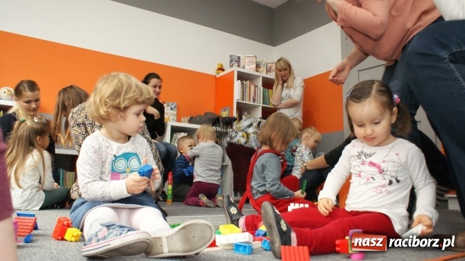 Zdjęcie w galerii na portalu naszraciborz.pl: Wesołe lekcje języka angielskiego w bibliotece na Ostrogu  wiadomości z regionu