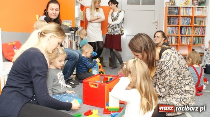 Zdjęcie w galerii na portalu naszraciborz.pl: Wesołe lekcje języka angielskiego w bibliotece na Ostrogu  wiadomości z regionu