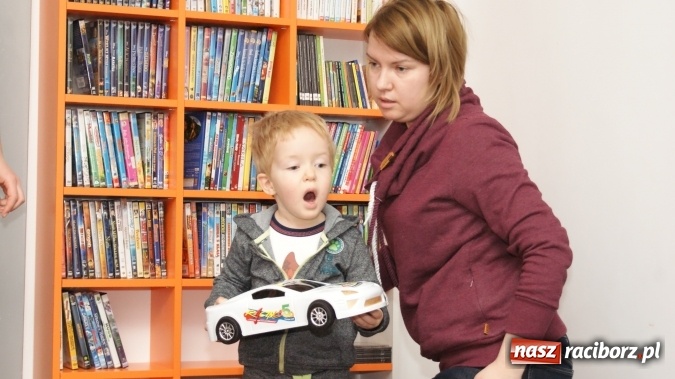 Zdjęcie w galerii na portalu naszraciborz.pl: Wesołe lekcje języka angielskiego w bibliotece na Ostrogu  wiadomości z regionu