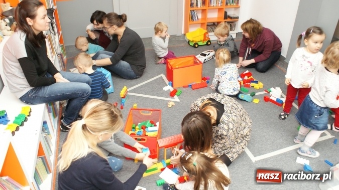 Zdjęcie w galerii na portalu naszraciborz.pl: Wesołe lekcje języka angielskiego w bibliotece na Ostrogu  wiadomości z regionu