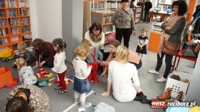 Zdjęcie w galerii na portalu naszraciborz.pl: Wesołe lekcje języka angielskiego w bibliotece na Ostrogu  wiadomości z regionu