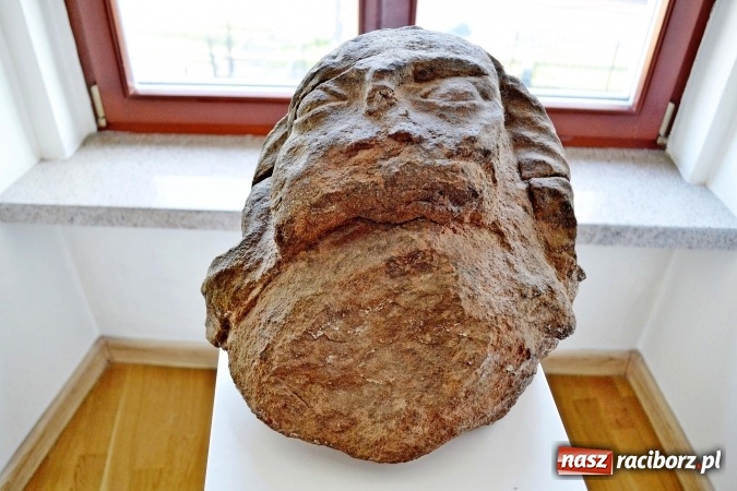 Zdjęcie w galerii na portalu naszraciborz.pl: Na Zamek Piastowski powróciła głowa Tatara  wiadomości z regionu