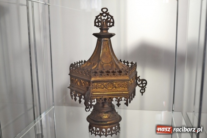 Zdjęcie w galerii na portalu naszraciborz.pl: Na Zamek Piastowski powróciła głowa Tatara  wiadomości z regionu